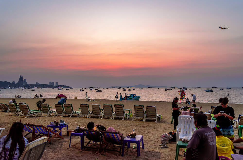 バブーナ ビーチフロント リビング ホテル(Baboona Beachfront Living Hotel)目の前のパタヤビーチ