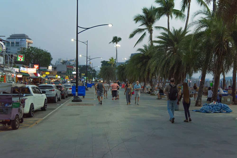 バブーナ ビーチフロント リビング ホテル(Baboona Beachfront Living Hotel)目の前のパタヤビーチロード