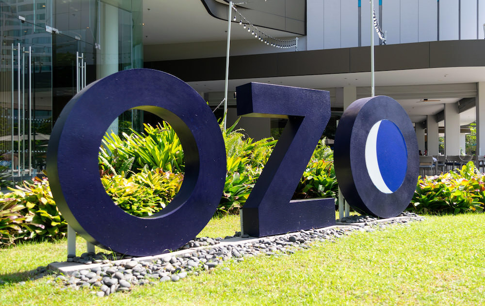 オゾ ノース パタヤ(OZO North Pattaya)の中庭ガーデンにあるホテルロゴマーク