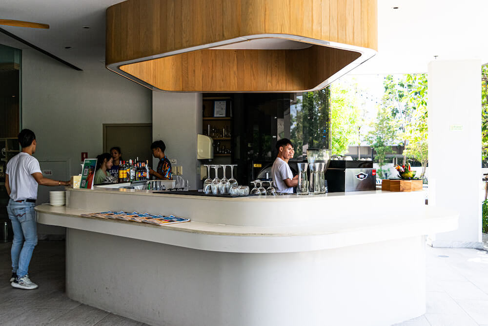 オゾ ノース パタヤ(OZO North Pattaya)のプールサイドバー