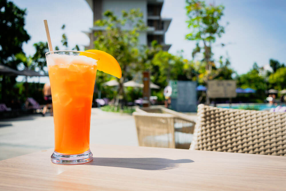 オゾ ノース パタヤ(OZO North Pattaya)のプールサイドバーで飲んだカクテル1