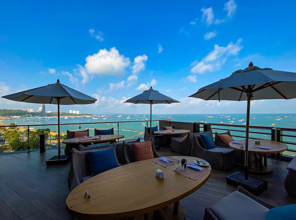 ヒルトンパタヤ(Hilton Pattaya)の朝食会場「エッジ(Edge)」テラス席